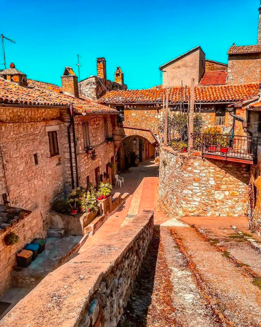 Portaria, Umbria, via IG skamon73 ⁣instagram.com/p/COM0sVZM85A/ ⁣ #travel #portaria #umbria #italy #italianholidays #beautyfromitaly