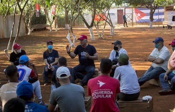 Me avisan los odiadores🙄 si conocen otro Presidente en el mundo que se sienta en una caja y conversa con los jóvenes 😉 
Exacto 😃 pasa en #Cuba <a href="/DiazCanelB/">Miguel Díaz-Canel Bermúdez</a> 😊