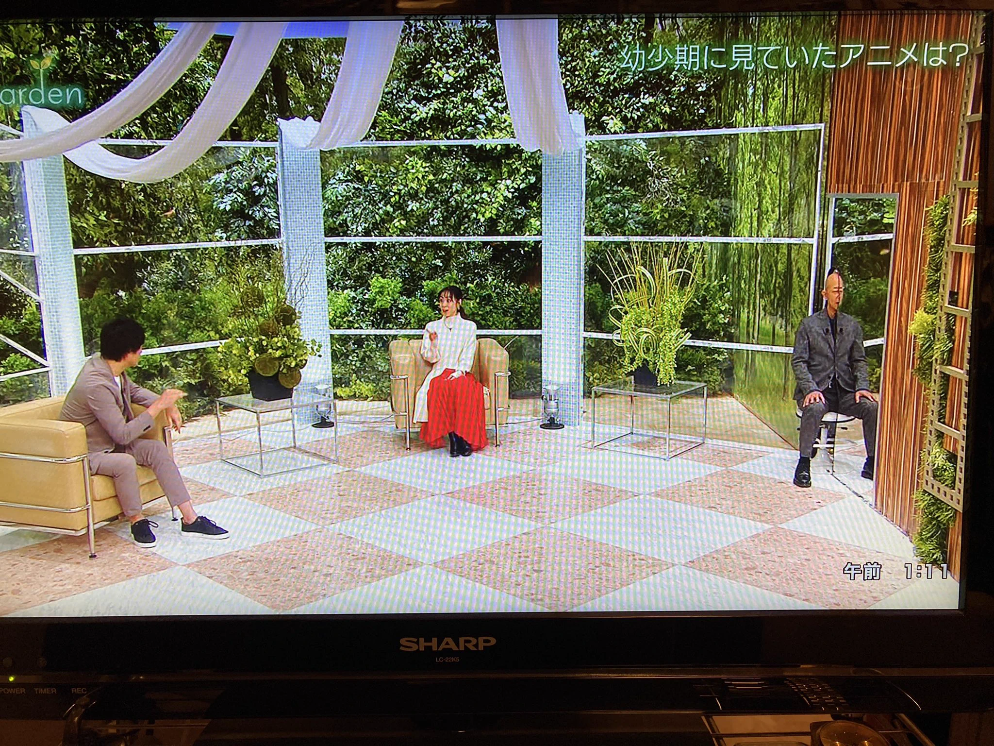 違う番組を半身ずつ収録。その姿に笑いがこらえられない。