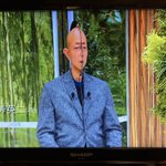 違う番組を半身ずつ収録。その姿に笑いがこらえられない。