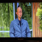 違う番組を半身ずつ収録。その姿に笑いがこらえられない。