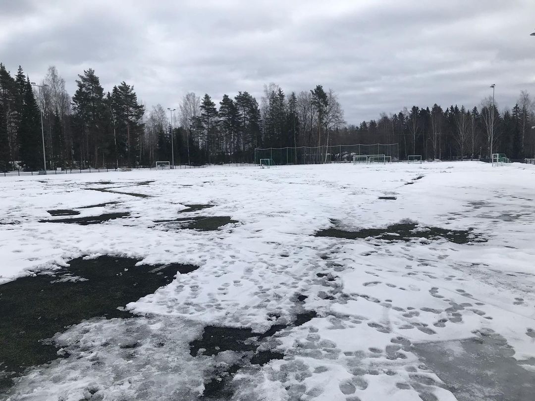Byyri's tweet photo. ”Nokian kaupunki ei eri syihin vedoten suostunut auraamaan Nokian ainoaa täysimittaista tekonurmikenttää lumesta. Tänään saatiin kaupungilta lupa käydä kolaamassa kenttä. NoPS & FC Nokia tarttuivat koliin ja järjestivät talkoot. Loistavaa seurojen yhteistyötä!”
#jalkapallo https://t.co/bDFQea8ppS