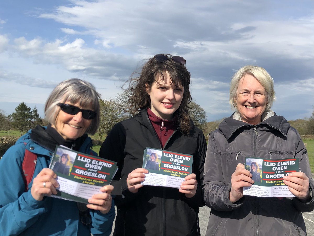 siangwenfelin's tweet photo. Pob lwc Llio Elenid Owen.Bron pawb yn ei nabod! #Groeslon #Plaid22 / Llio is well-known & popular on the door-step! @Plaid_Gwynedd @Plaid_Cymru https://t.co/OGUWp9ERJ8