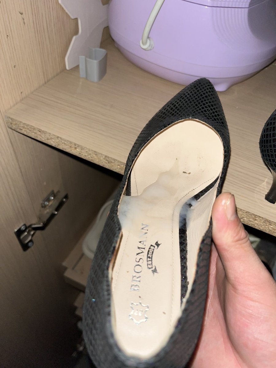 #扫楼 #打胶 #射鞋 #高跟 #扫楼打胶
今天翻相册翻到的高跟射图正好最近私信想看射图的不少就直接发射图了 这高跟有点脚泥但是并没有很大的味道大部分都是脚的味道与皮革的混合味有点上头特别爽 记得还有个视频好像找不到了（这个也是那家36.5极品小脚的）