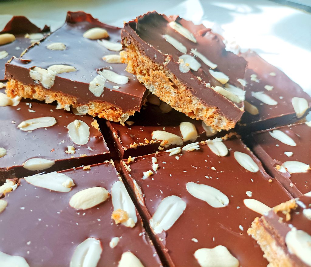 Sold x8 of these crispy peanut butter squares made today in my tiny boat kitchen. 

They are so crunchy &amp; smooth with the ganache!

Made with puffed rice, coconut flour, peanut butter, dates, &amp; thick dark chocolate ganache. Added sugar free!

#food #vegan #nobake #sweettooth #yum