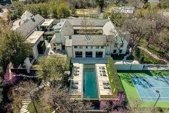 BriggsFreeman's tweet photo. New on https://t.co/mc5QeO18mW: 5411 Surrey Circle is a Modern masterpiece in esteemed Bluffview. Sited on 3.25 acres of artfully landscaped grounds, this private estate comprises two expansive structures: a 15,918-square-foot main home and a 7,179-square-foot carriage house. https://t.co/7k3gmNbaiY