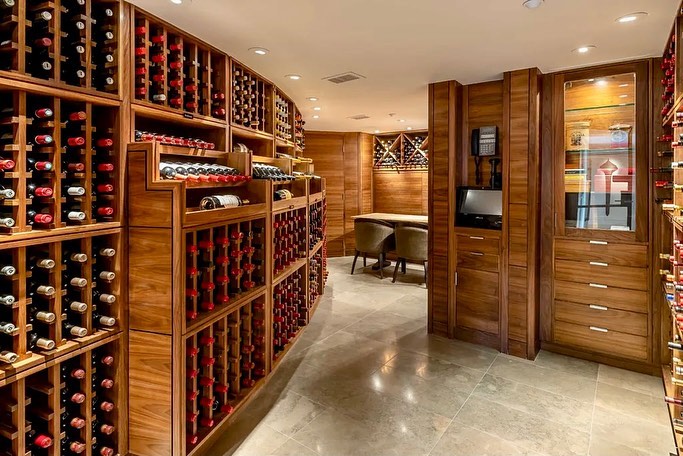 BriggsFreeman's tweet photo. New on https://t.co/mc5QeO18mW: 5411 Surrey Circle is a Modern masterpiece in esteemed Bluffview. Sited on 3.25 acres of artfully landscaped grounds, this private estate comprises two expansive structures: a 15,918-square-foot main home and a 7,179-square-foot carriage house. https://t.co/7k3gmNbaiY