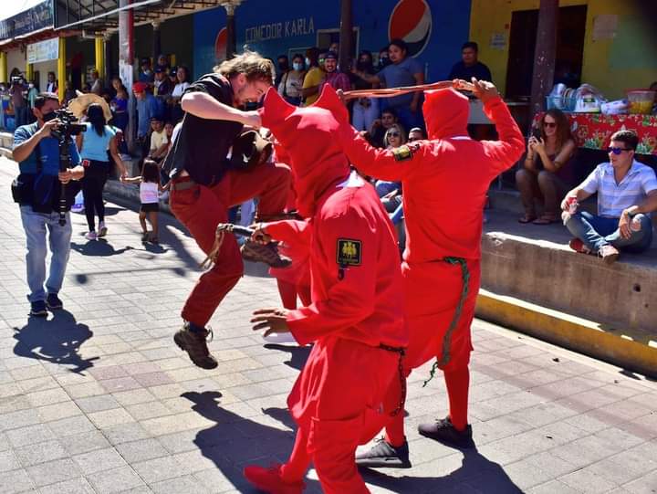 RED_Informa_SV's tweet photo. #SemanaSanta2022 || Luego de dos años de ausencia, por la pandemia, este lunes santo ha regresado la tradición de los #Talciguines a #Texistepeque, en #SantaAna.

Centenares de turistas extranjeros y nacionales disfrutan de la tradición en estas vacaciones.

-Fotos: @OscarMachon https://t.co/TLO3X1FjFv