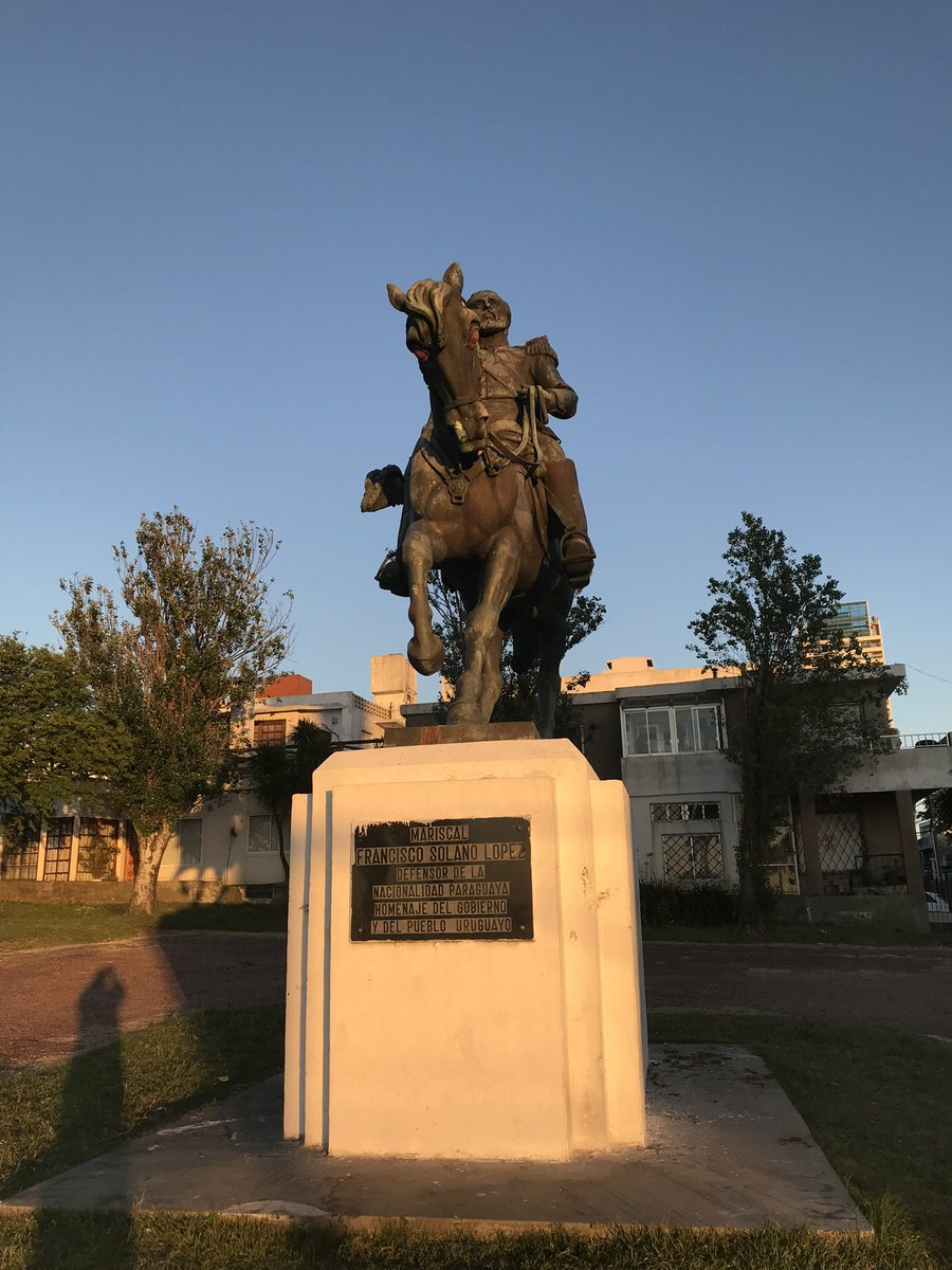 A nadie, pero a los que están por Montevideo, les cuento que la estatua más  grande del Mariscal Francisco Solano López está en la capital uruguaya.  También tiene una arteria importante de