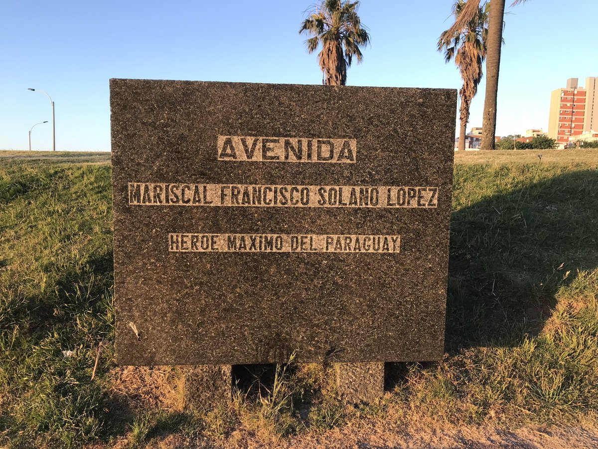A nadie, pero a los que están por Montevideo, les cuento que la estatua más  grande del Mariscal Francisco Solano López está en la capital uruguaya.  También tiene una arteria importante de