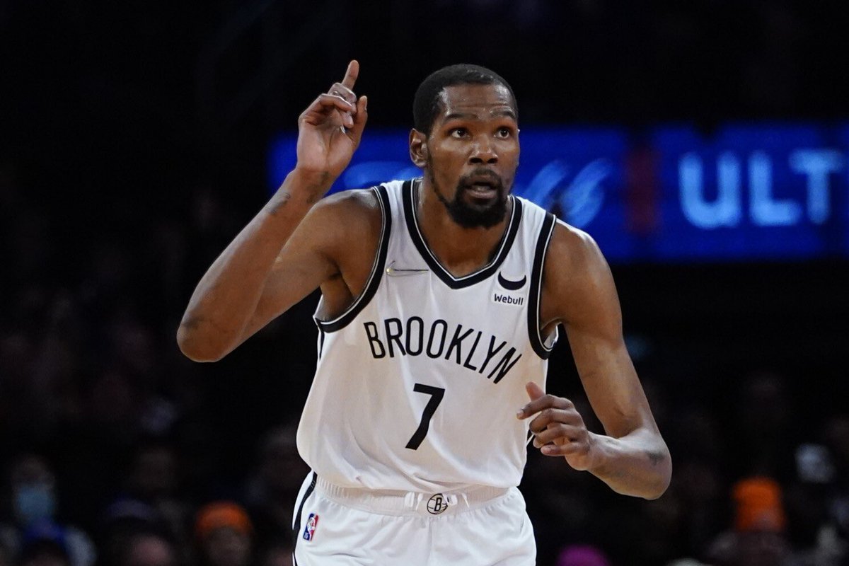 BrooklynNetcast's tweet photo. Kevin Durants 2021-22 regular season stats:

29.9 PTS
7.4  REB
6.4 AST
0.9 STL
0.9 BLK
52 FG%
38 3P%
91 FT%

A masterpiece of a season 🙌 https://t.co/qsEbnVtyZ4
