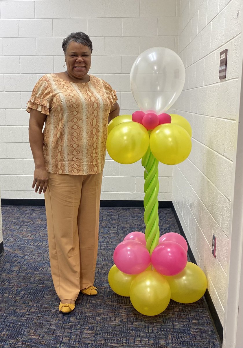 makishawilliams's tweet photo. This beautiful balloon flower greeted me as I entered my office this morning. Mrs. Tucker is very creative! #APWeek22 @PCE_HCS https://t.co/E01JJ5kUwW
