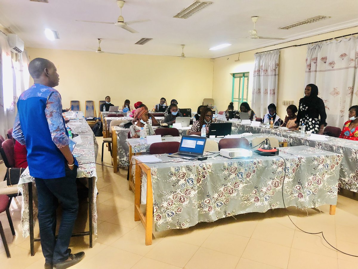 LenganiNeima's tweet photo. Nous avons participé à l'atelier de renforcement de capacités de 25 membres en analyse des politiques publiques spécifiques sanitaires le 08 au 09/04/22 à la maison de femme.
Il a été organisé par @Femin_in_BF et #VoixEssentiELLES
#rajs #AFriYAN #AFEEJ https://t.co/sB54mYe5cs
