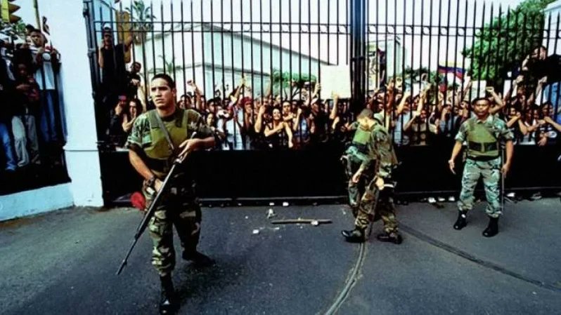 El 11 de Abril de 2002 los enemigos de la Patria intentaron borrar todo rastro de la Revolución Bolivariana, pero el único resultado de aquel golpe de estado, de sus planes de odio y caos, fue el despertar de la conciencia y dignidad de un pueblo formado por Chávez. #11Abril