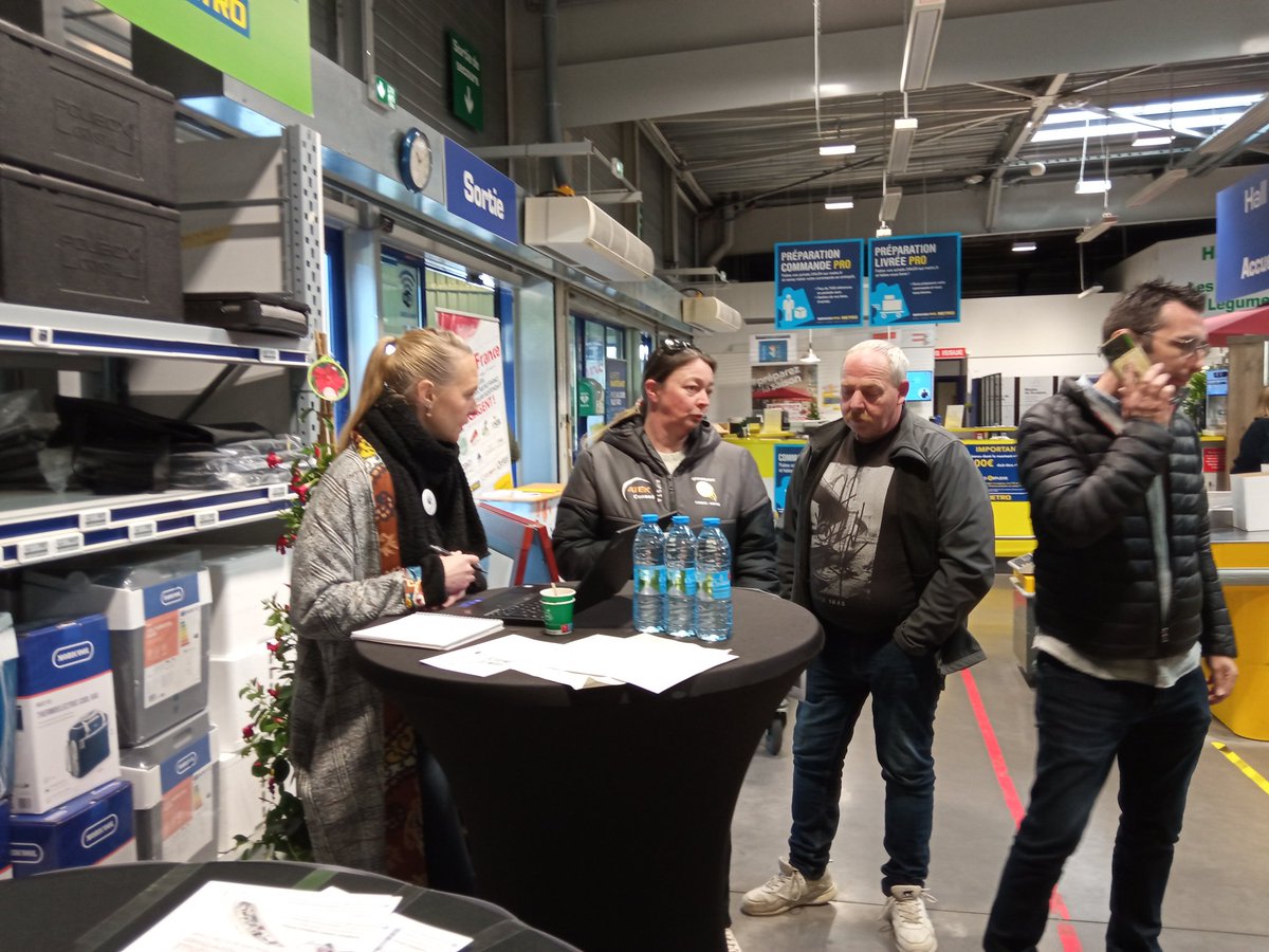 📣 Ce matin <a href="/METRO_FR/">METRO France</a> accompagne ses clients restaurateurs dans leurs recherches de #compétences 
➡️ Place à l 'emploi en partenariat avec @poleemploi_HDF , <a href="/AMIE_Boulonnais/">AMIE du Boulonnais</a> les candidats  sont mis en relation avec les recruteurs au sein même de l'enseigne. 👍 <a href="/Prefet62/">Préfet Pas-de-Calais 🇫🇷🇪🇺</a>