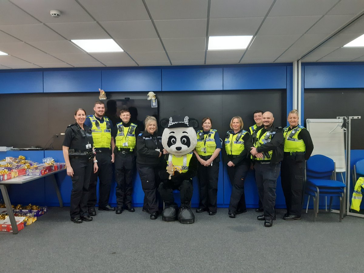 ShakerleyPol's tweet photo. 🐼 PC PANDA and 👮🏽 👮🏻‍♀️  Officers from NORTHWICH local policing unit have started to recognise nominated children for their community contributions 🙂 

Thank you to all who donated over 150 Easter eggs for our initiative event 👍 https://t.co/AbIxNz5HeT