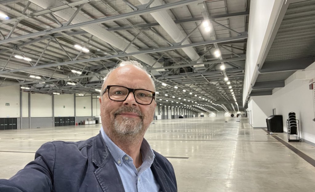 Everyth1ngElec's tweet photo. This big empty space is soon going to be chocker. #Farnborough #fullychargedlive #endofApril https://t.co/oAb21qovtY