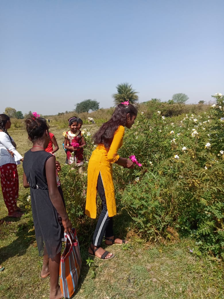 media_edifice's tweet photo. #EdificeFoundation recently organized the first experimental field trip to Brahmani river side for students of the #CommunityLearningCentre at Khuntgaon village, #Odisha.
#BuildingForIndia #ReapBenefit #Education @Shreejita9 https://t.co/0PxBQKXG91