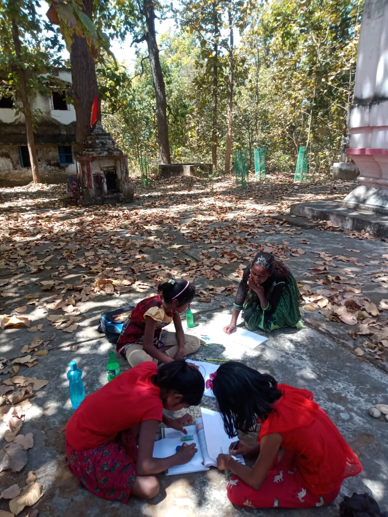 media_edifice's tweet photo. #EdificeFoundation recently organized the first experimental field trip to Brahmani river side for students of the #CommunityLearningCentre at Khuntgaon village, #Odisha.
#BuildingForIndia #ReapBenefit #Education @Shreejita9 https://t.co/0PxBQKXG91
