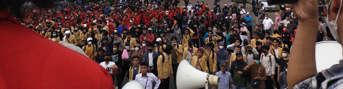 Salut kepada bapak² TNI - POLRI yang mengawal aksi tadi, mereka terkesan persuasif bahkan hingga hujan² mereka  tetap koorporatif dengan pendemo, apa karena kenaikan harga² yang disuarakan oleh pendemo ?

Tapi tenang aksi tadi baru pemanasan dan gelombang aksi akan terus terjadi.