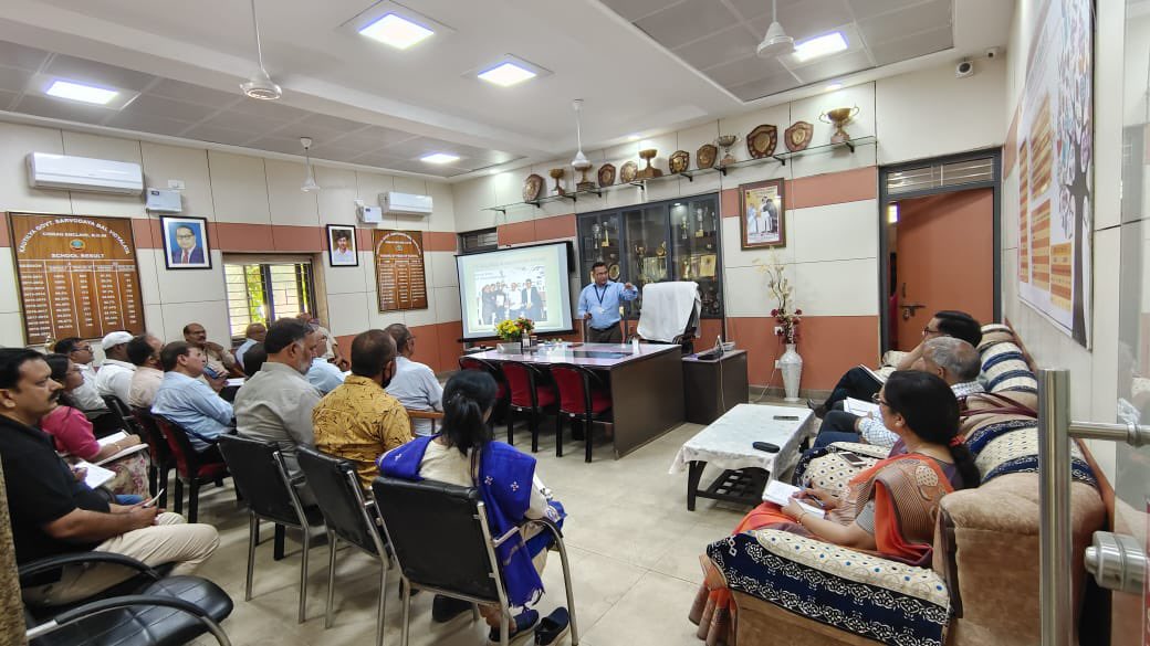 Dir_Education's tweet photo. Exchange of experiences!

Kautilya Sarvodaya Coed Vidyalaya, Chirag Enclave welcomed a delegation of Principals of Government Schools from Madhya Pradesh today.

During the visit, our teaching staff informed them about a variety of initiatives taken at #DelhiGovtSchools. https://t.co/Oj1dz39VXV