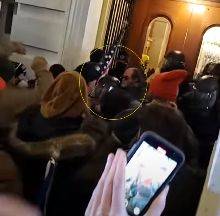ellemm47's tweet photo. @capitolresearc3 @AuntBeethe1st We've all seen this of #SoloShield after East breach, seems to be looking for someone. Maybe these 2 in carriage tunnel, bit of a tussle with police there. Then as noted by @AuntBeethe1st all are united https://t.co/8LKZTJKKKO https://t.co/K6baubkQ56