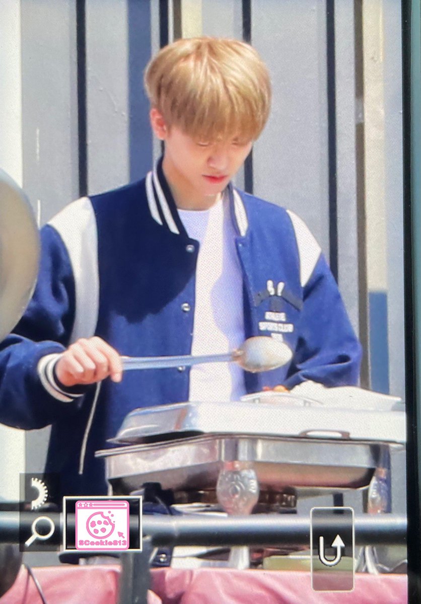 -jnjm jaketnya kok gak asing ya?🤔