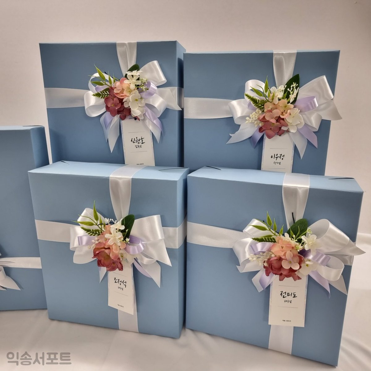 [리뷰북 서포트 전달 완료]

조정석 배우님, 전미도 배우님, 신원호 감독님, 이우정 작가님께 리뷰북을 비롯한 선물을 전달했습니다.

자세한 사진과 후기는 서포트 카페에서 확인해 주세요.

m.cafe.daum.net/iksongsupport/…