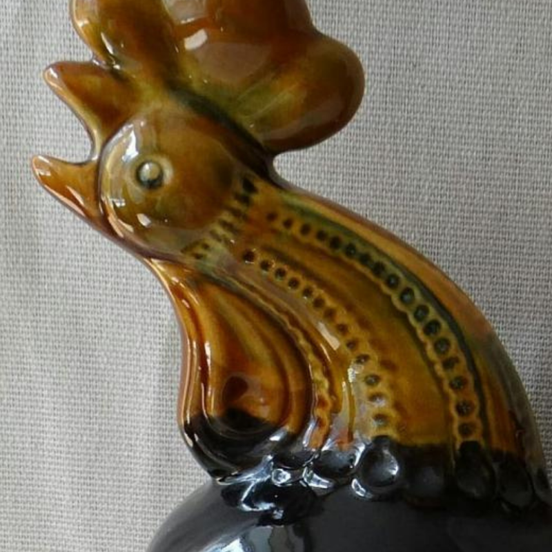 euronewsculture's tweet photo. The pottery item is known as a Vasylkiv cockerel, named after the town near Kyiv where it was mass-produced during Soviet times. 🐔

Remarkably, one of these jugs was found preserved intact on a kitchen shelf of a badly bombed building, giving it new meaning for Ukrainians.

👇