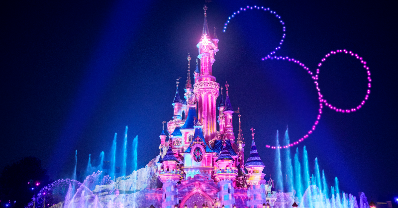DisneylandParis's tweet photo. Qui a hâte de fêter le 30e Anniversaire avec sa famille ?🎉 🤩