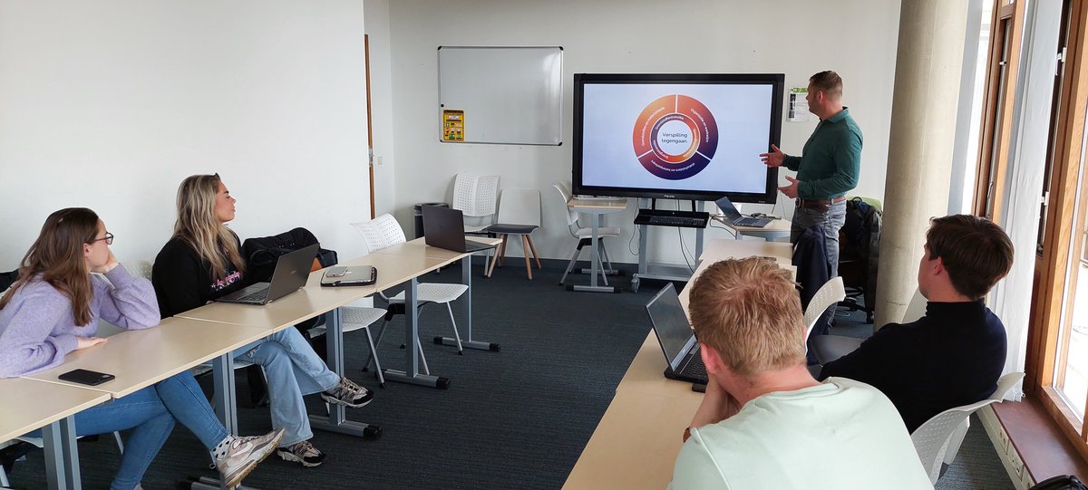 Voor het <a href="/Saxion/">Hogeschool Saxion (inactief)</a> #SmartSolutionsSemester project Vinckeboom gaf Marc Blokhuis van Cirkelen korte presentatie over de #circulaire #bouweconomie. Mooie dialoog en noodzaak is duidelijk! Genoeg aanknopingspunten voor de #onderzoekers voor hun #tinylodge!