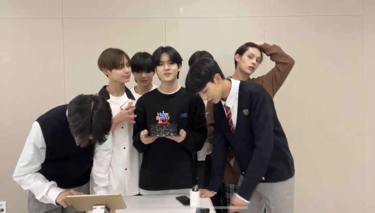 ilytraineea's tweet photo. HAPPY BIRTHDAY YORCHYYY <33 #TraineeA #HappyYorchDay https://t.co/vr75cmUtF5