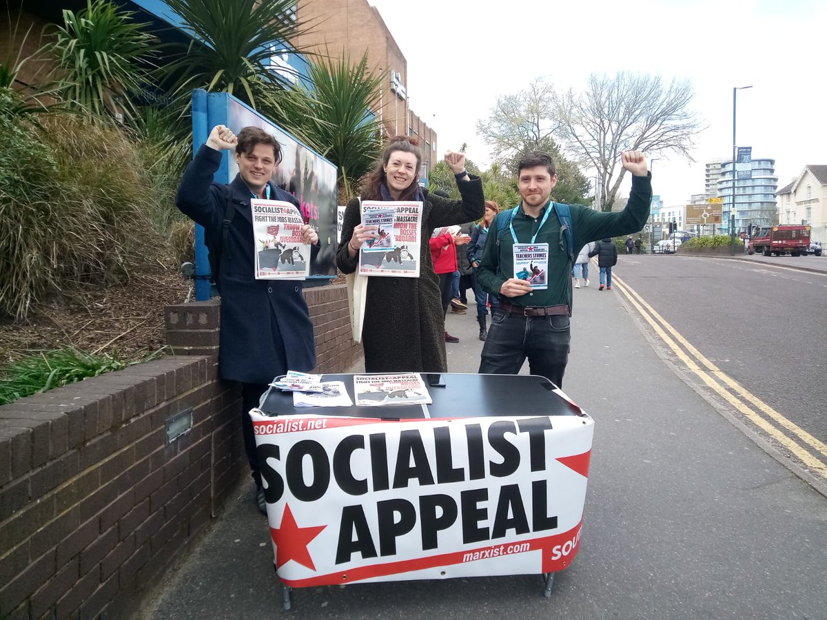 Come and chat to us about our meeting on international teachers' strikes outside the conference center! ✊
#NEU2022