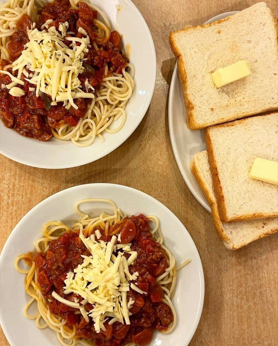 SouthSnippets's tweet photo. Snippets of a #LegitSouthie favorite in Alabang.🍝😋👍🏼 Can you guess where this classic spaghetti is from?🤔

📸 @ruuuuthsrno 

#SouthSnippets #SouthEats #NomNoms #FoodiePH #PinoySpaghetti #Muntinlupa https://t.co/PfscdpFVlo