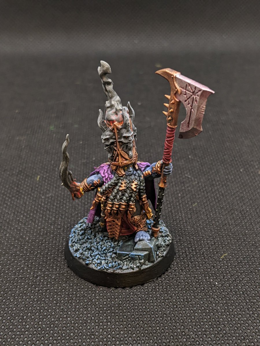 Chaosform1's tweet photo. Fun little side project as I've been finishing old projects. Always thought the chaos dwarves were pretty cool and could use an update so I did. Kinda want to do another #WarhammerCommunity #warhamfam #ageofsigmar #Projectpotential #minipainting #wepaintminis https://t.co/ld3qUgTHcA