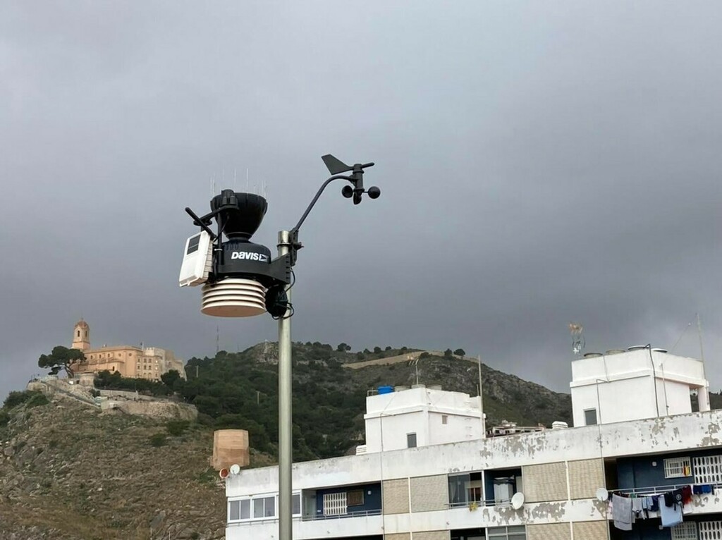 MeteoCullera's tweet photo. MeteoCullera estrena estación meteorológica, una #DavisVantagePro2 de #DavisInstruments con sensor de #RadiacionSolar a la que se añadirá en los próximos días un Pluviómetro manual. Y lo hacemos con cielos bien tapados en estos momentos y una temperatura… https://t.co/1suApZKxWJ https://t.co/K3hWGKRAaa