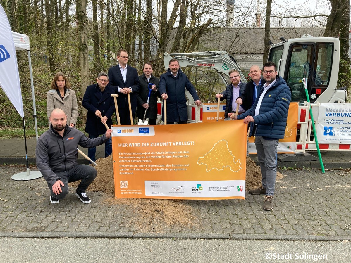 MICUS_D's tweet photo. Startschuss für #Glasfaser in der @Klingenstadt Solingen! Mit symbolischem Spatenstich und Vertragsunterzeichnung mit Betreiber #Epcan beginnt der Ausbau von rund 3.800 Haushalten und 150 Unternehmen. MICUS berät die Stadt bereits seit 2016 und begleitet nun die Ausbauphase. https://t.co/52tR1MyI2u