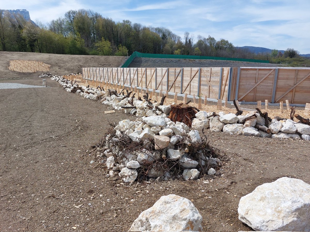 AmblardMarc's tweet photo. Journée découverte.Passage à  faune vers Chignin Les Marches. Voici un hibernaculum @GroupeAPRR #biodiversité @Aminata_ba221 @marieagnesberr1 https://t.co/K2k7k3aeFV