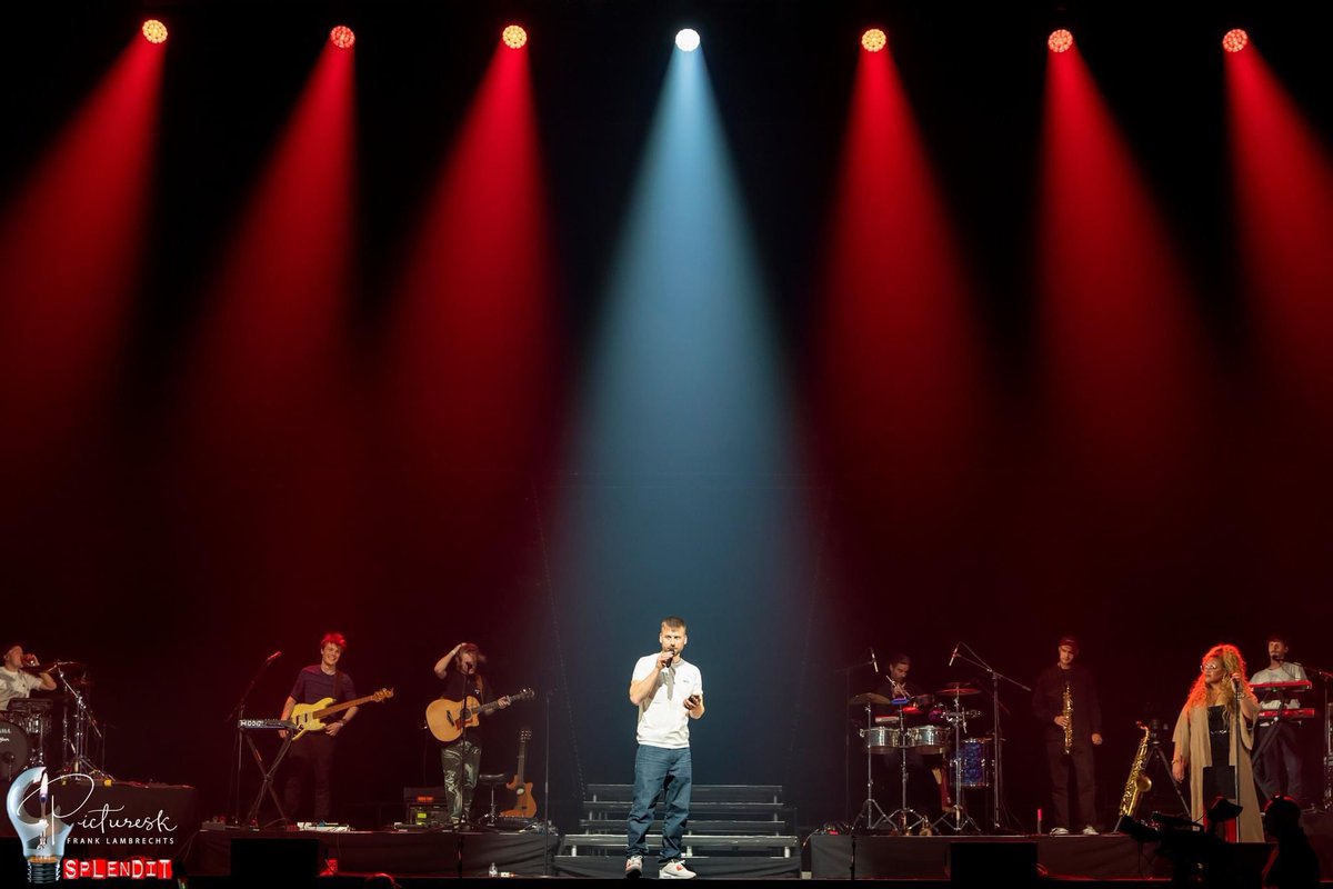 Robelighting's tweet photo. At the Lotto Arena in Antwerp, Belgium, Tourist LeMC took the stage under a #lightingdesign created by mdm productions using a rig with @Robelighting #Tetra2 & #Spiider luminaires supplied by Splendit. (๐ธ Picturesk)
#robelighting #robeintherig #splendit #mdmproductions https://t.co/3QnZ4gRhzD
