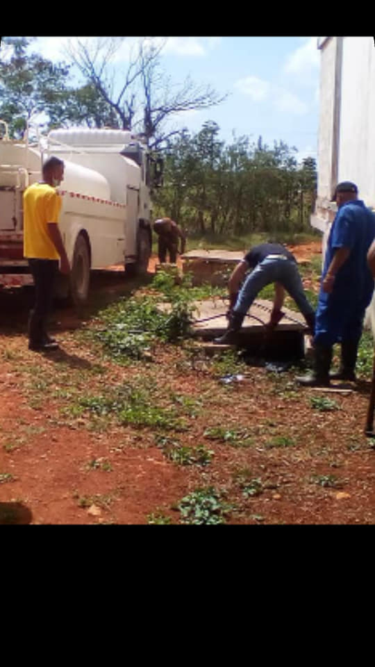 Se realiza trabajo de desobstrucción en asentamientos vulnerables de Pedro Soto Alba con el carro de alta presión de la EAA Mayabeque  y el carro fosa del Mcpio. Siempre en función del pueblo y su stisfacción.
#eaamayabeque 
#AguaySaneamiento