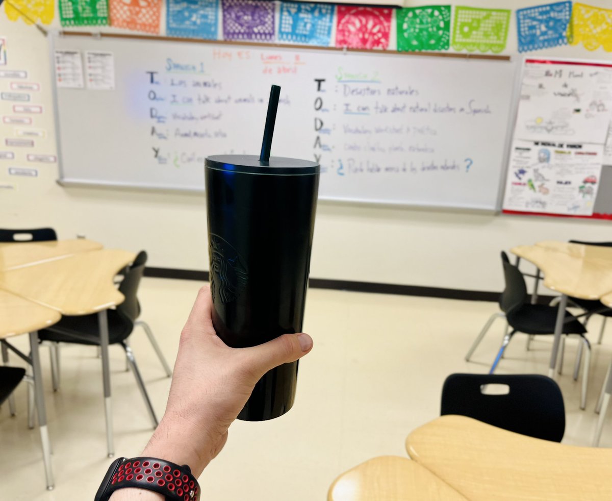 profeaceroh's tweet photo. ¡Feliz Lunes! TODAY is going to be a día muy fabuloso ✨ 🐶 🌎 #cardwellprep #myirvingisd #MondayMotivation #conganas https://t.co/nzpimhLecn