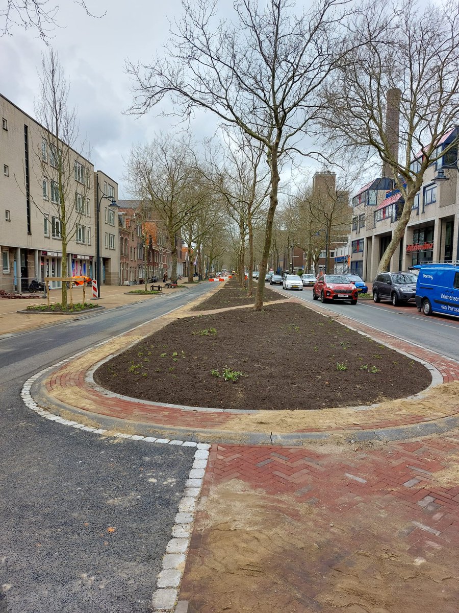 De Langegracht is tussen de Klokpoort en de Lammermarkt weer in twee richtingen open. Hiermee is weer een deel van de Centrumroute klaar. Aannemer KWS gaat nu verder met opknappen van het laatste stuk Langegracht tussen de Klokpoort en de Verversbrug. ℹ️ bit.ly/3jmzyQm