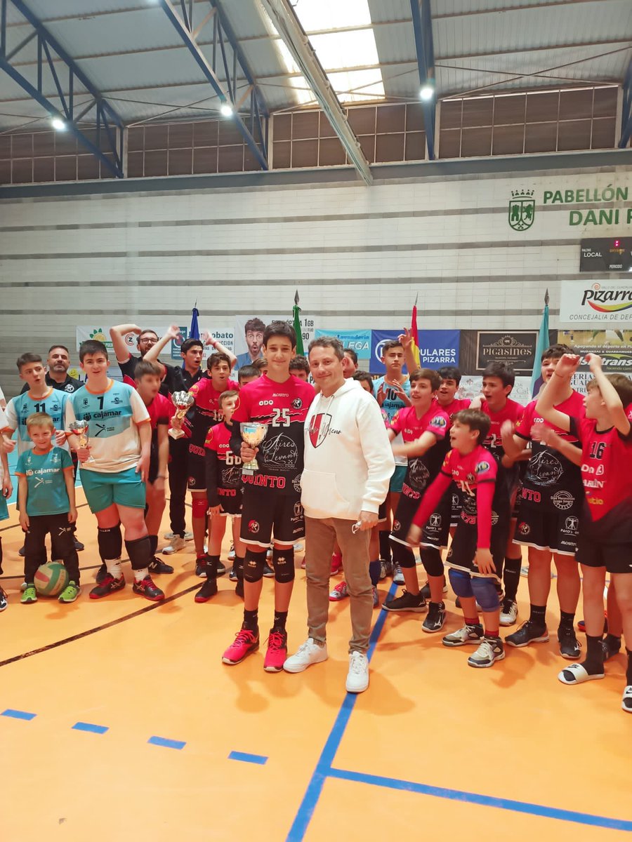 🏐Rodrigo García Padial ha sido elegido como MVP del CADEBA infantil celebrado este fin de semana.

Alumno de <a href="/tomaresvoley/">voleibol-tomares</a>, ha competido con el Condequinto, equipo que lo ha ganado. El año pasado también fue elegido MVP en el alevín. Eres un orgullo para el deporte tomareño💪🏻
