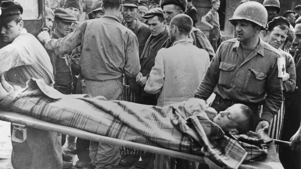 KZ Buchenwald: Noch bis in die frühen Morgenstunden des 11. April 1945 hatte die SS Menschen auf einen der grausamen Todesmärsche geschickt. Die Wachen flohen, als am späten Vormittag die US Army die Region erreichte. Die 56000 Toten des Lagers mahnen uns: 
Nie wieder Faschismus!