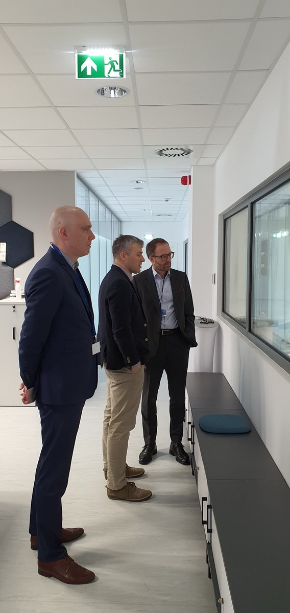 GPW_WSExchange's tweet photo. 📌Prezes #GPW, @marek_dietl podczas spotkania z Prezesem Zarządu @SystemVigo  Adamem Piotrowskim, w siedzibie spółki, powiedział: 🖥️"Jestem pod wrażeniem technologii i rozwoju spółki #VigoSystem. Od momentu debiutu w 2014 roku kapitalizacja spółki wzrosła prawie czterokrotnie". https://t.co/VJDS0AvakK