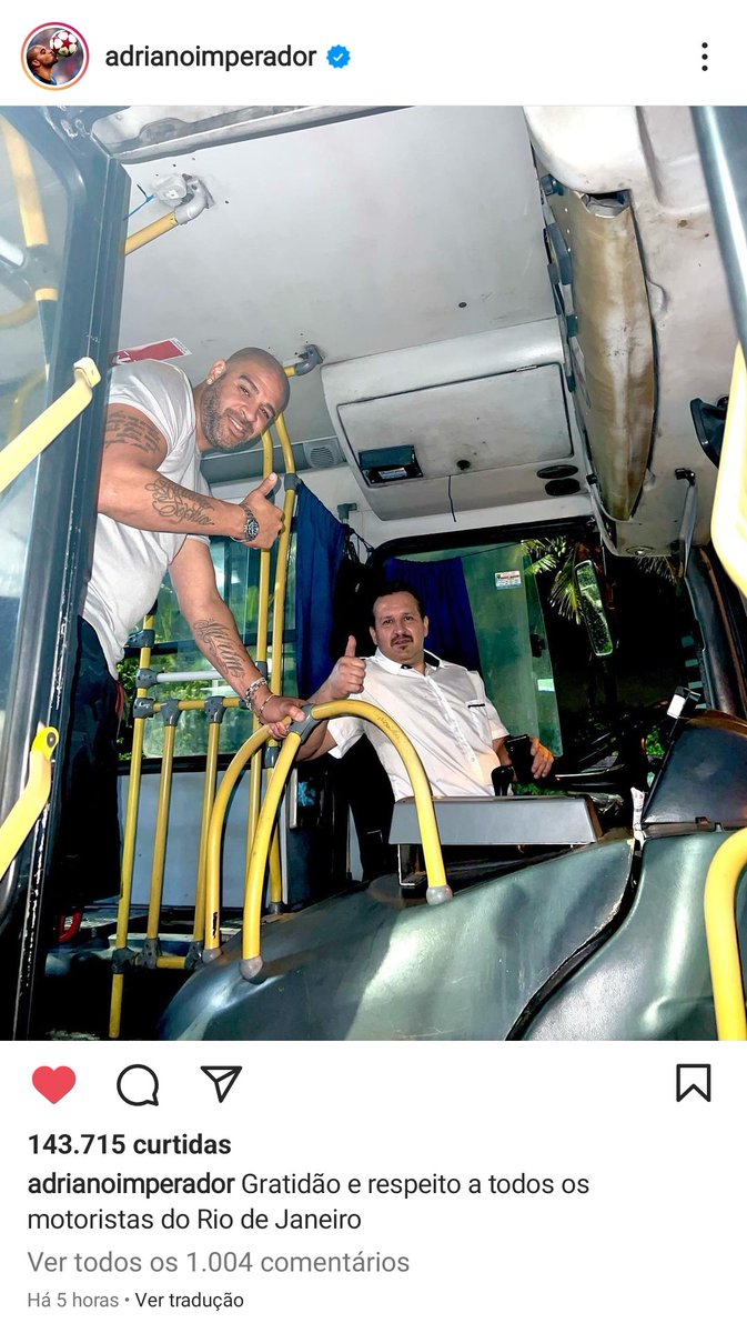 rioonibus's tweet photo. Nosso muito obrigado ao @A10imperador pelo carinho com os profissionais rodoviários.
.
#adrianoimperador #didico #riodejaneiro #rio #riorj #rioonibus #cidademaravilhosa #craquesdabola #futebol #futebolarte #futebolraiz #transporte #transportepublico #rodoviario https://t.co/3YVPJdRlsg