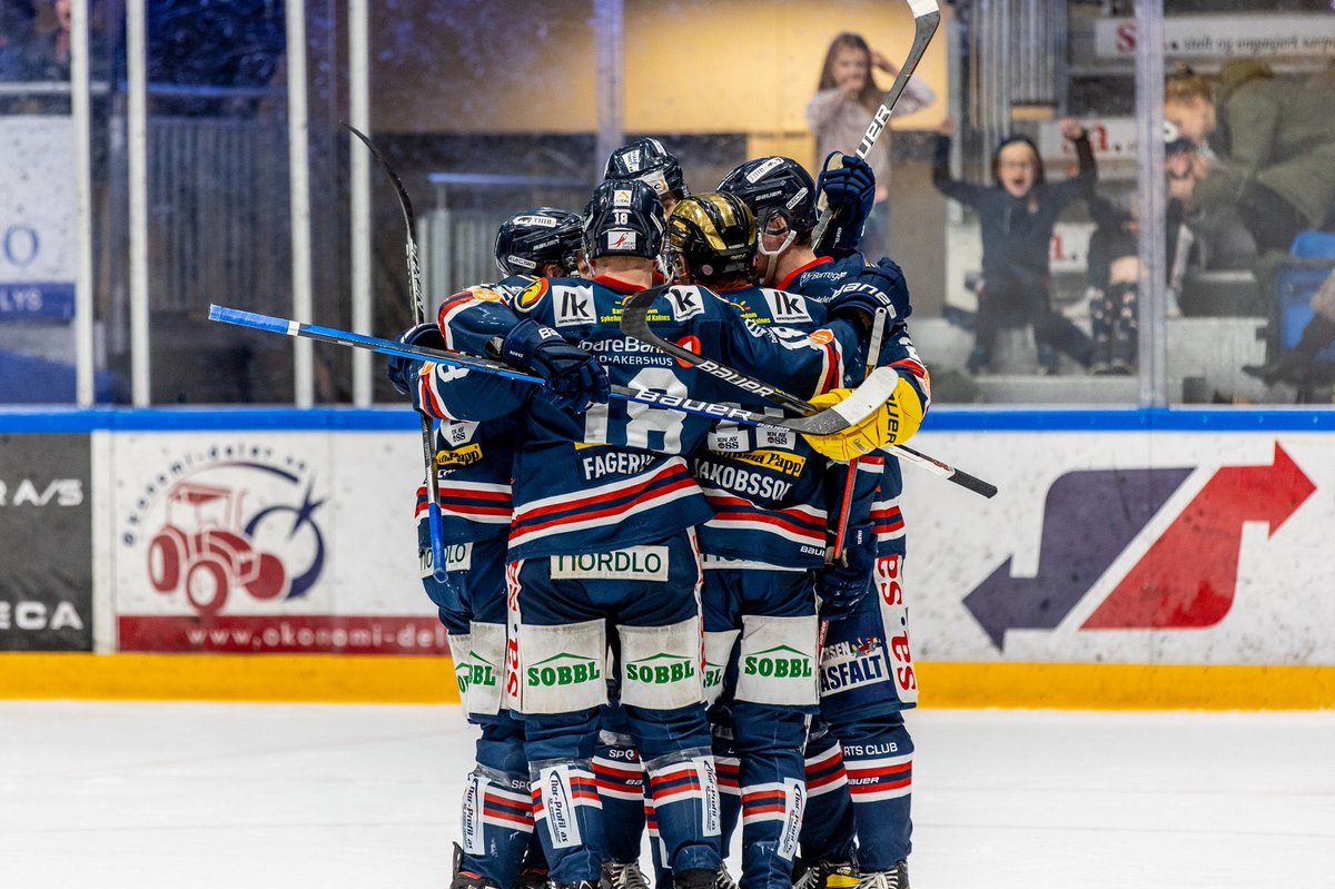 Tusen takk for all støtte i år særpinger💙🙏🏻 Ingenting kan måle seg med trøkket i Amfi’n!! Vært mye å juble for (Petter på første rad😍), men holdt dessverre ikke helt inn i år. Stolt av dette laget, og gleder meg allerede til neste sesong.