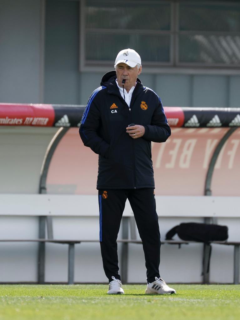 MrAncelotti's tweet photo. Vamos a competir y luchar todos juntos hasta el final para conseguir nuestro objetivo. Os esperamos a todos! #HalaMadrid https://t.co/bvxPxmWutx