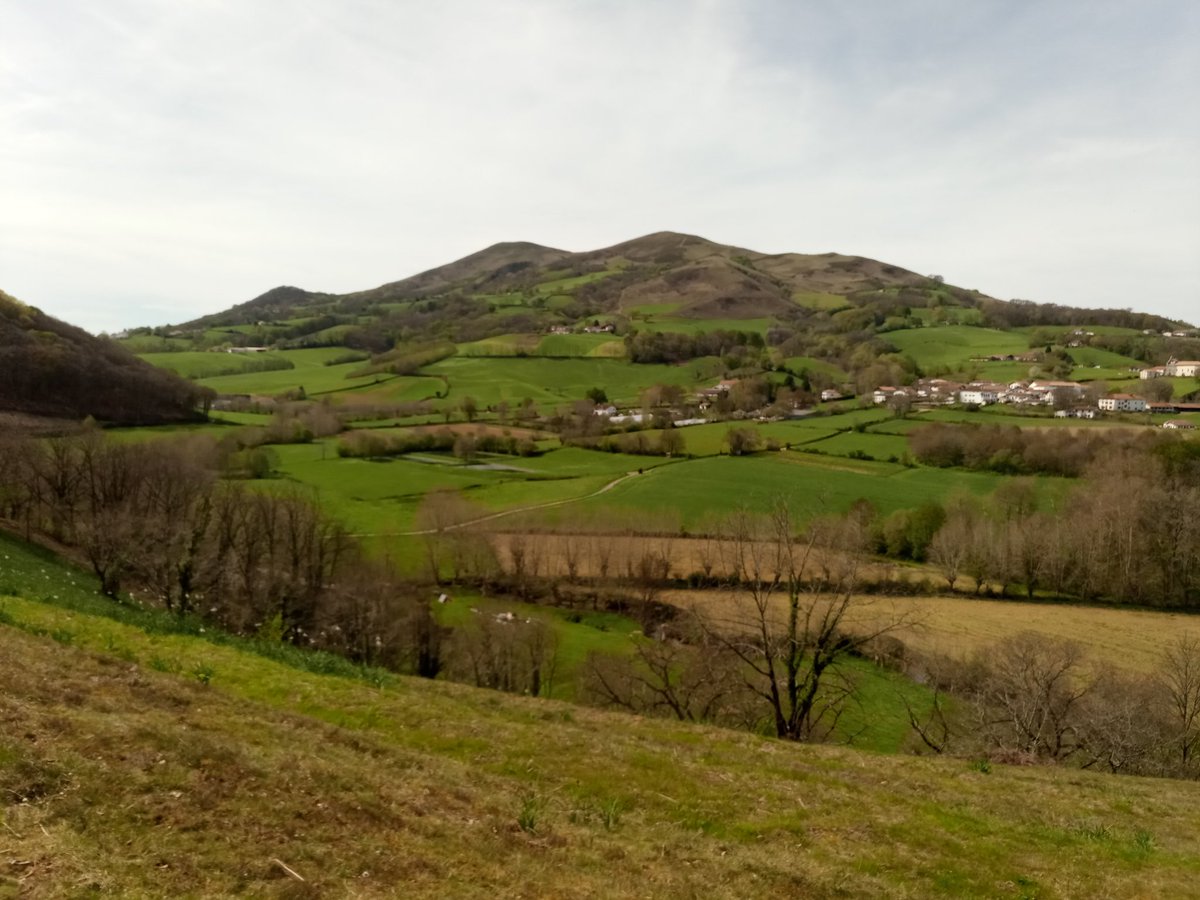 francis_larrea's tweet photo. Ma ferme et le village de #Mendionde en une photo. Y a pire endroit pour travailler.#euskalherria #paysbasque #fragtw @Fragritwittos @CommunautePB @fnab_bio @bizimugi @syndicatELB https://t.co/goMPxw4JH2
