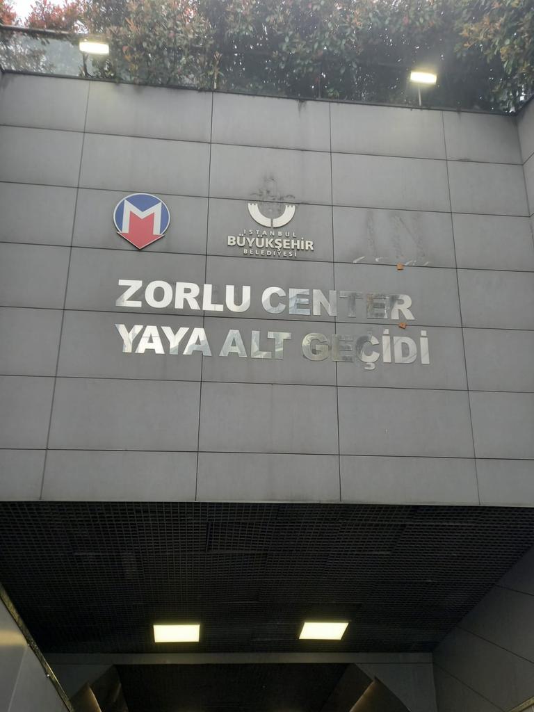 Zincirlikuyu,Zorlu Center Yaya Alt Geçidi.
Fotoğrafı az önce çektim.
Sizin de dikkatinizi çekmiştir.
Bütün yazılar eksiksiz.
Logonun alt kısmı da öyle.
Sadece Logodaki minareleri yerinden sökmüşler.